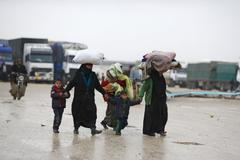 Uprchlíci ze Sýrie u turecko-syrské hranice v oblasti Azaz.