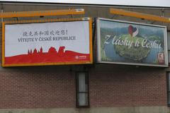 Billboardy a vlajky, které v Praze přivítají čínského prezidenta Si Ťin-pchinga