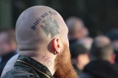 Pravicový extremista na demonstraci proti uprchlíkům v Kolíně nad Rýnem
