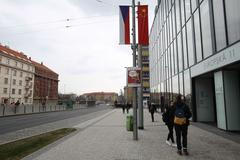 Billboardy a vlajky, které v Praze přivítají čínského prezidenta Si Ťin-pchinga