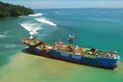 Indonésané najeli s pytláckou lodí na mělčinu a vyhodili ji do povětří