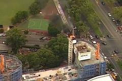 Stavební jeřáb začal hořet. Zřítilo se mu rameno na ulici