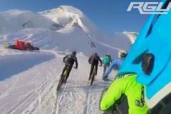 Cyklisté se řítili po sněhu z hory ve švýcarských Alpách. Někdy rychlostí až 100 km/h