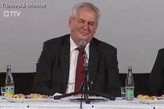 Sobotky se lze zbavit kalašnikovem, zavtipkoval Zeman