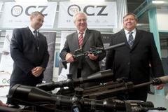 Zeman nabádá ke spáchání atentátu na premiéra, chová se jako terorista, tvrdí ministr Dienstbier