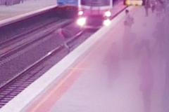 Lenost ho málem stála život. Muž těsně uskočil před rozjetou vlakovou soupravou