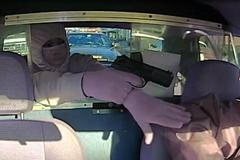 VIDEO NA VÍKEND: Zpackané přepadení taxikáře. Lupič si nevšiml, že za ním stojí policista