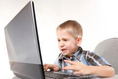 Dítě s počítačem