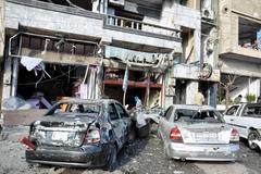 Následky sebevražedného atentátu v syrském Homsu