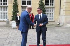 Premiér Bohuslav Sobotka s francouzským protějškem Manuelem Vallsem