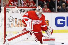 Brankář Detroitu Petr Mrázek v utkání NHL