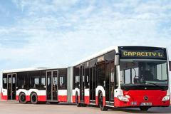 Dlouhý autobus Mercedes