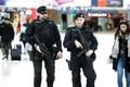 Policisté na letišti v Ruzyni