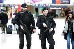 Policisté na letišti v Ruzyni