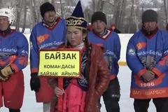 Vesnici v Kyrgyzstánu učaroval hokej. Hrají ho všichni a neustále, včetně žen