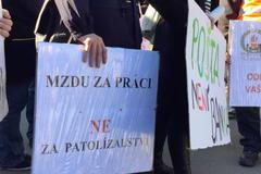 Pošťáci protestují. Musím si sama kupovat losy, jinak mi hrozí pokuty, tvrdí pošťačka