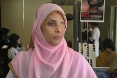 Ženy znetvořené kyselinou nacházejí pomoc v salónech krásy