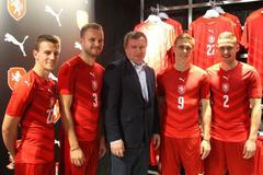 Nové dresy fotbalové reprezentace na Euro 2016: Bořek Dočkal, Michal Kadlec, Pavel Kadeřábek, Václav Darida, Pavel Vrba