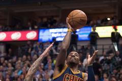 Kyrie Irving z Clevelandu Cavaliers zakončuje