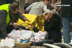 Záchranáři u stanice metra v Bruselu