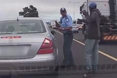 Kolemjdoucí střelil policistu do zad. Ten opětoval palbu a dokončil silniční kontrolu