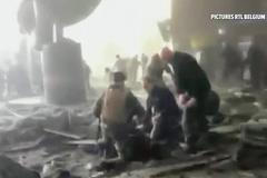 Záchranáři pomáhají obětem na letišti.