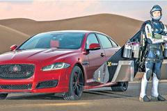 Nebe proti zemi. Bývalá hvězda F1 si to ve sprintu rozdala s tryskovým mužem