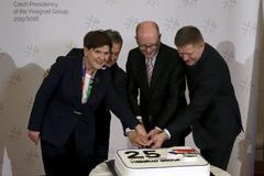 Krájení visegrádského dortu na summitu v Praze.