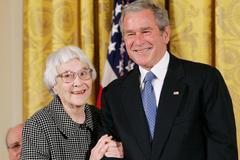 Spisovatelka Harper Leeová s bývalým prezidentem USA Georgem Bushem