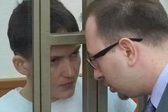 Nadija Savčenková se svým obhájcem Nikolajem Polozovem.