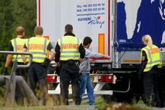 Německá policie kontroluje kamion na hranici ve Freilassingu.