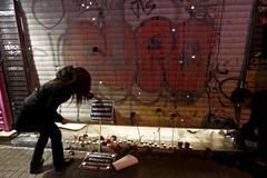 Žena v Istanbulu zapaluje svíčku za oběti teroristického útoku