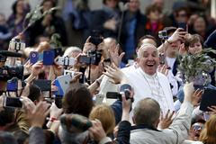 Papež František zdraví ve Vatikánu věřící