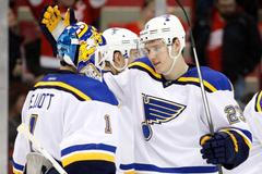 Dmitrij Jaškin ze St. Louis v utkání NHL