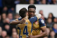 Danny Welbeck a Hector Bellerín slaví gól Arsenalu