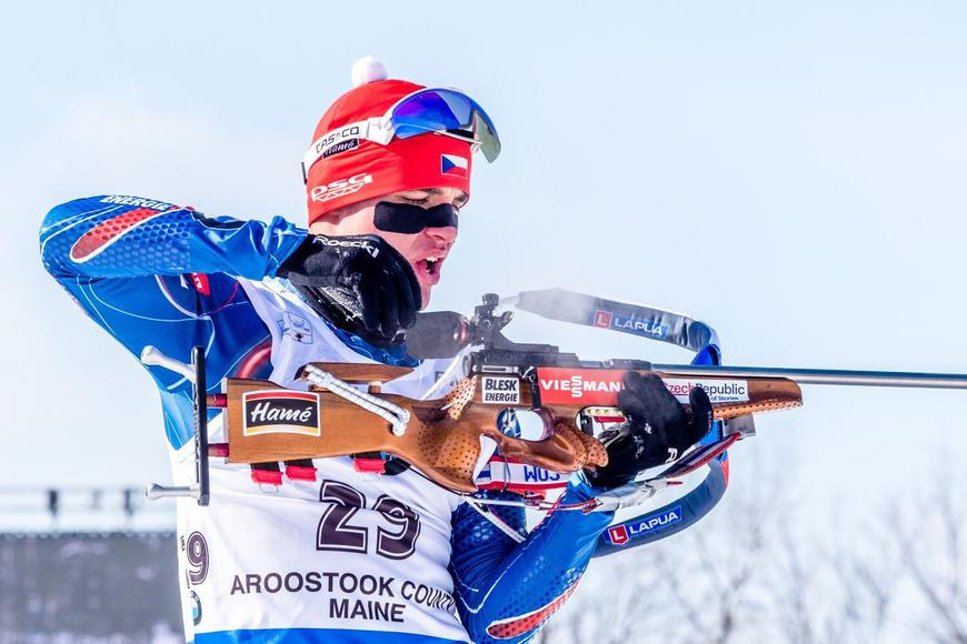 Danáctkrát dobíjeli, přesto byli biatlonisté ve štafetě po týdnu znovu šestí