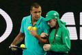 Jo-Wilfried Tsonga pomáhá utřesené sběračce míčků.
