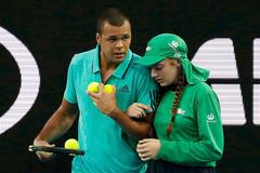 Jo-Wilfried Tsonga pomáhá utřesené sběračce míčků.