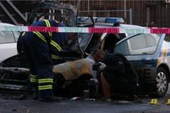 Policejní auto zapálené uskupením Síť revolučních buněk