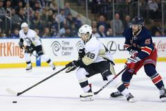 Dominik Simon při své premiéře v NHL (& Viktor Stalberg)