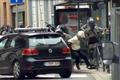 Belgická policie zatýká v Molenbeeku jednoho z trojice mužů. Snímek je pořízen z videozáznamu.