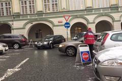 Poslanci bez parkoviště? Kdyby měli spoléhat na MHD, byl by to úplně jiný styl života, říká Laudát