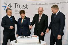 V4 Visegrád lídři na summitu v Praze krájejí dort Sobotka Fico Szydlová Orbán