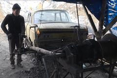 Sovětský moskvič pomáhá s dobýváním uhlí. Po provaze pod zem musejí horníci sami