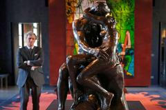 Bronzový odlitek slavné sochy Polibek francouzského sochaře Augusta Rodina.