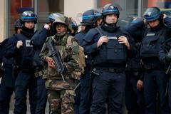 Francouzští policisté a voják v Saint-Denis.