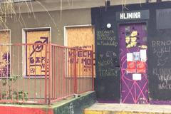 Strach nemáme, to by si útočníci přáli, snažíme se fungovat dál, říká dobrovolník z centra Klinika