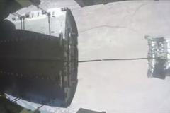 Snímek zveřejněný ruským ministerstvem obrany zachycuje shazování palet s potravinami pro režimem kontrolovanou část města Dajr az-Zaúr.