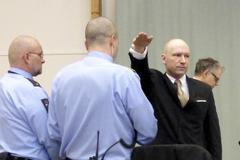 Breivik hajluje Mass killer Anders Behring Breivik raises his arm in a Nazi salute as he enters the court room in Skien prison