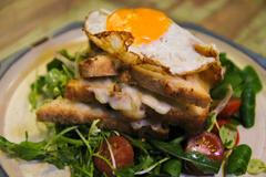 Připravte si zapékaný toast se šunkou, sýrem a vejcem